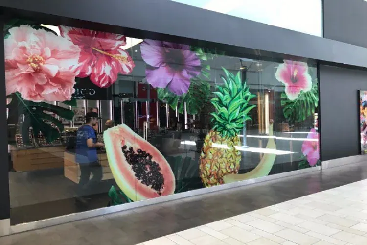 Vinilo impreso con motivos florales y frutas en el escaparate de una tienda