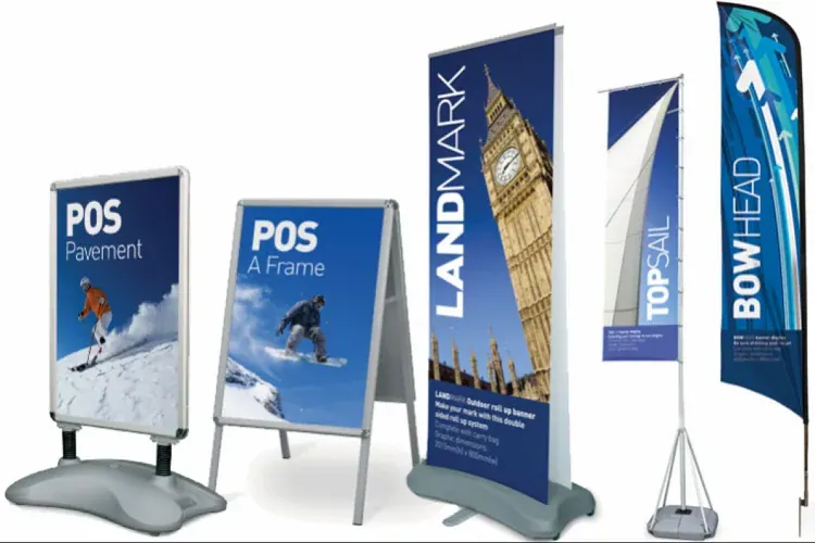 Soportes publicitarios impresos: expositores de acera, roll-up y banderas